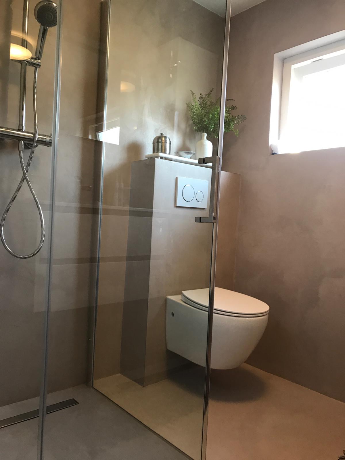 Badkamer in Epe, wanden en vloer voorzien van Beton Cire